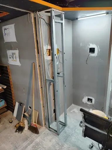 Estrutura metálica da cabine com pontos elétricos