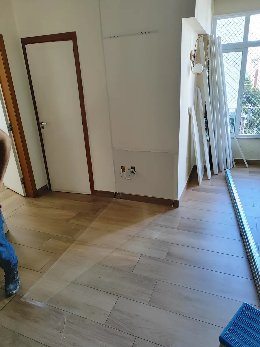 Sala vazia antes da obra, com o local da divisória marcado