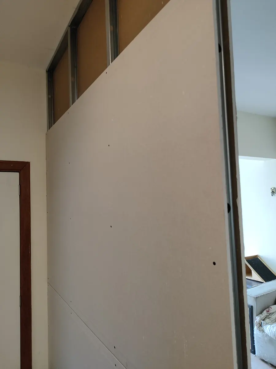 Placas de drywall parafusadas na estrutura