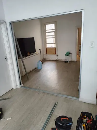 Estrutura instalada dentro de um vão aberto